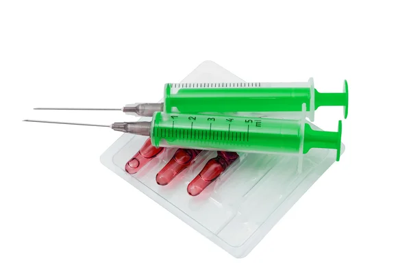 薬のアンプルで つの使い捨て注射器 — ストック写真