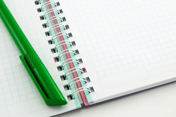 Green pen in the notebook with rings — Stock Photo, Image
