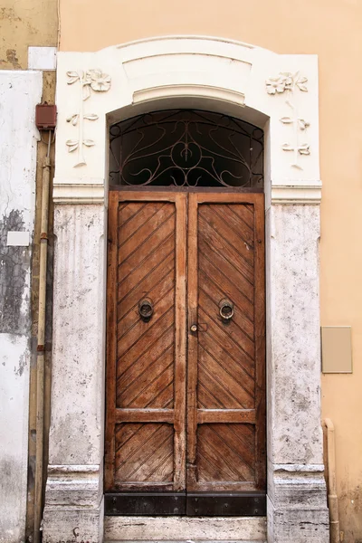 Двері в Римі — стокове фото