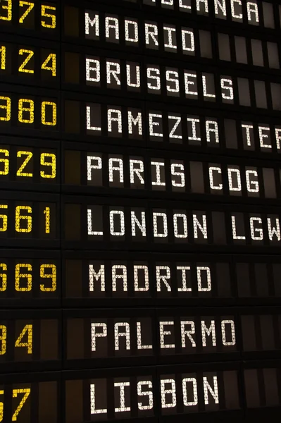 Airport departures board — Stock Photo, Image