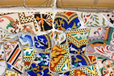 Antoni Gaudi'nin Park Guell'inde renkli mozaik