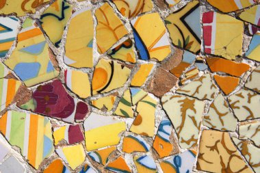 Antoni Gaudi'nin Park Guell'inde renkli mozaik