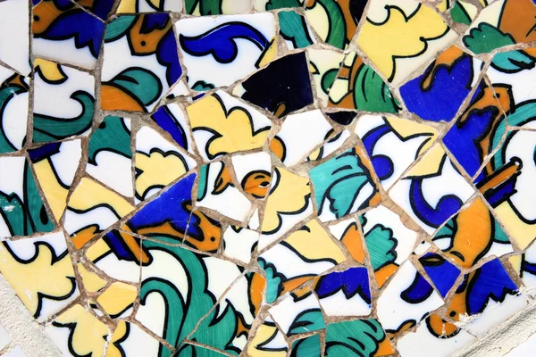 Colorido mosaico en el Parque de Antoni Gaudí Güell — Foto de Stock