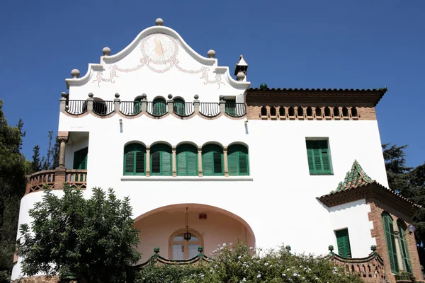 Antigua villa decorativa en Park Güell — Foto de Stock