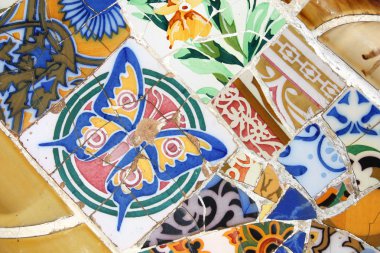Antoni Gaudi'nin Park Guell'inde renkli mozaik
