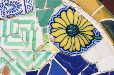 Antoni Gaudi'nin Park Guell'inde çiçek mozaiği