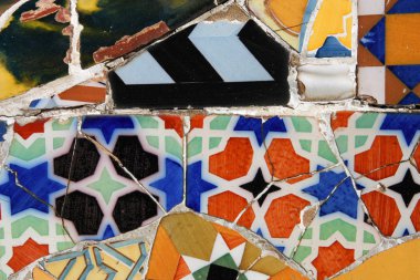 Antoni Gaudi'nin Park Guell'inde eski mozaik