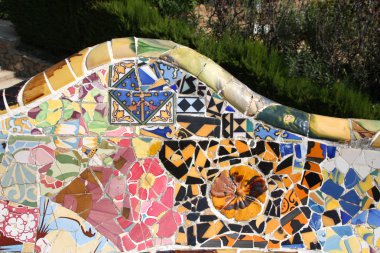 Antoni Gaudi'nin Park Guell'inde sanatsal mozaik