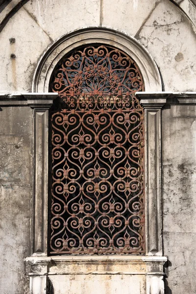 Stare okna w Wenecji — Zdjęcie stockowe