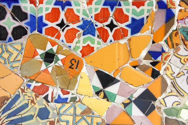 Colorido mosaico en el Parque de Antoni Gaudí Güell — Foto de Stock