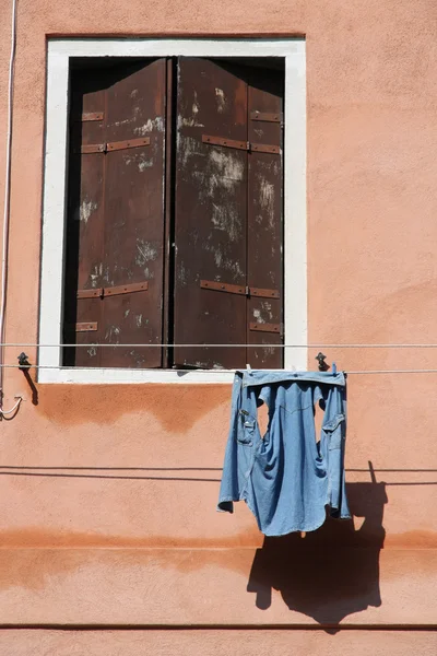 Fenster und Wäsche — Stockfoto