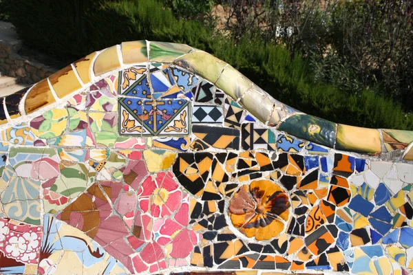Mosaico artístico no Parque Guell de Antoni Gaudi — Fotografia de Stock