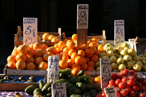 Puesto de frutas en Dublín — Foto de Stock