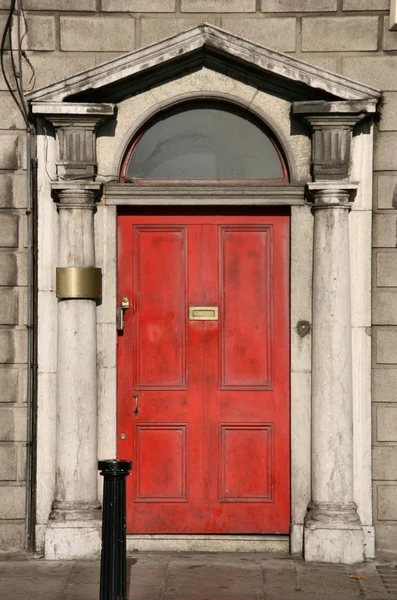 Kırmızı kapılı — Stok fotoğraf