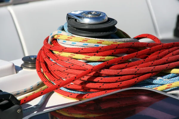 Яхта и верёвка — стоковое фото