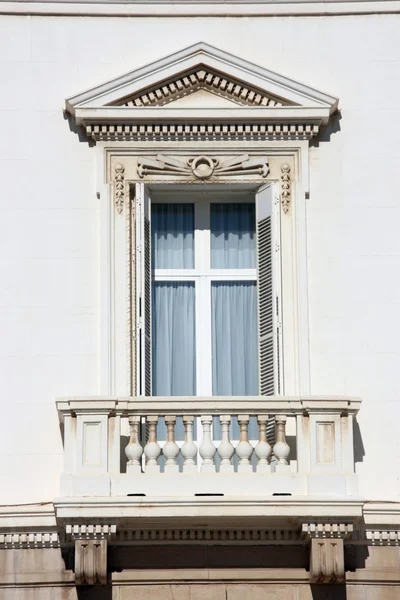 Декоративное окно — стоковое фото