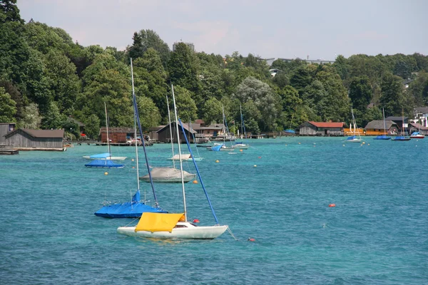 Sailboats on lake — Stock Photo, Image