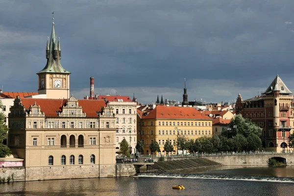 Praha a vltava řeka — Stock fotografie