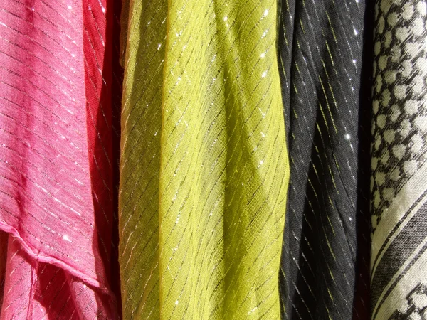 Tessuto colorato - sciarpe di stoffa — Foto Stock