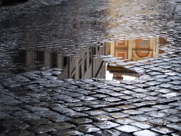 Reflexion in Pfützen nach Regen — Stockfoto