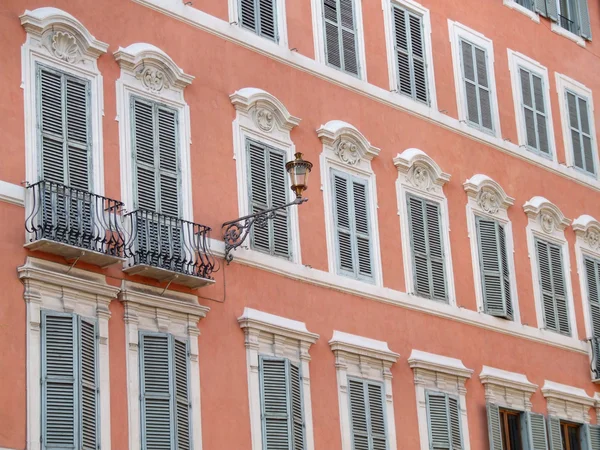 Vieilles fenêtres à Rome (Italie) ) — Photo