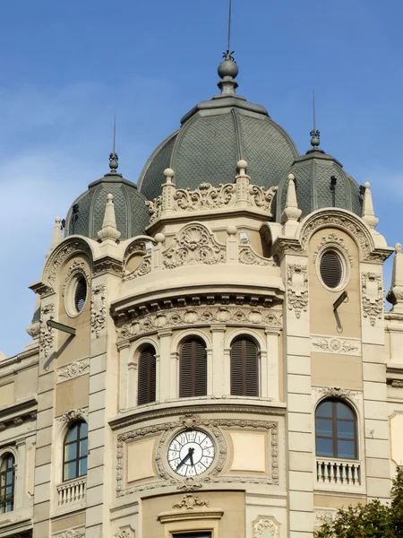 Prédio com relógio e cúpulas — Fotografia de Stock