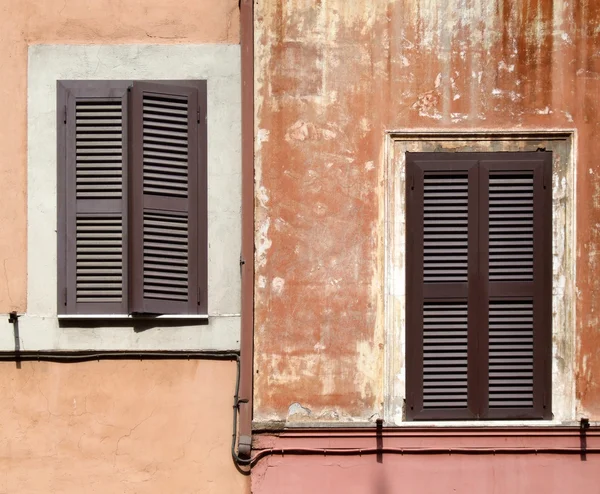 로마 건축-셔터와 함께 창 — 스톡 사진