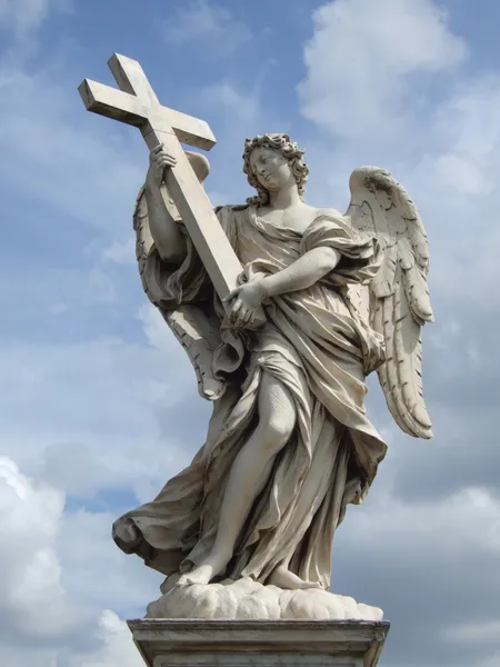 Figurka anděl s kamenný kříž — Stock fotografie