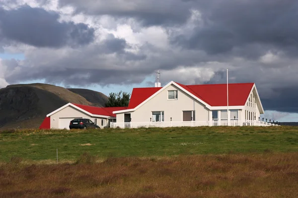 Casa con tetto rosso — Foto Stock