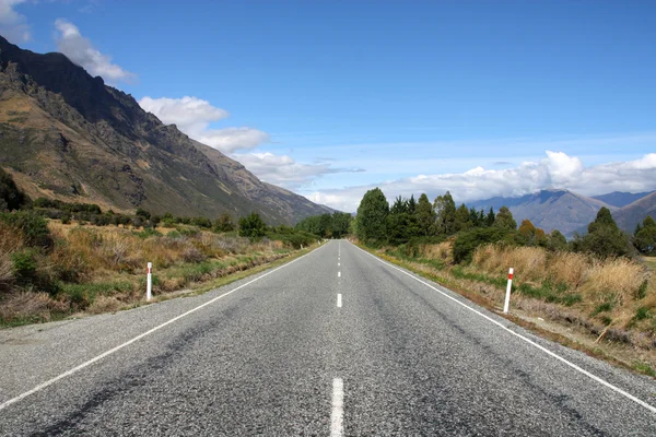 Estrada reta na Nova Zelândia — Fotografia de Stock