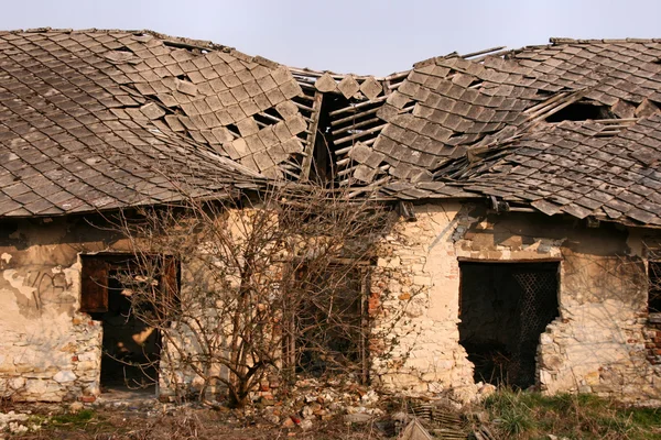 Peligroso techo colapsado — Foto de Stock