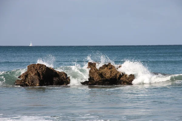 Kayalar ve dalgalar — Stok fotoğraf