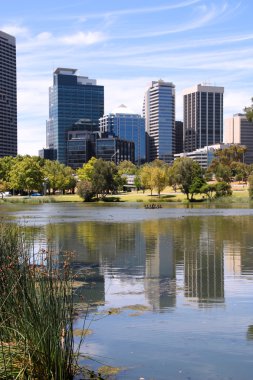 Perth, Avustralya. John oldany Parkı'ndan görüntüleyin. Avustralya gökdelenler su yansıma.