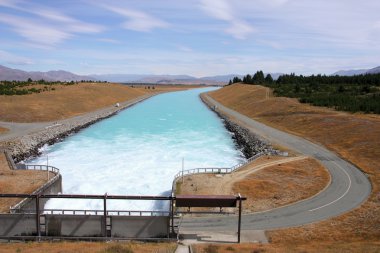 Yeni Zelanda pukaki kanalı. bir baraj ile yapay su yolu.