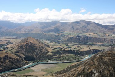 remarkables bölgedeki otago, Yeni Zelanda dan görüntüleyin. taç aralığı dağlar göl arkasında. kawarau Nehri.