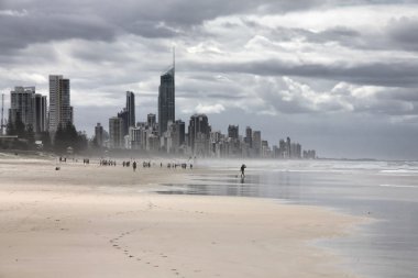 Avustralya - sörfçü cennet şehir Queensland gold coast bölgesinde Yağmurlu hava