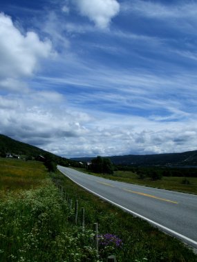 Norveç'te bir yol. boş ve yalnız.