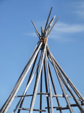 Kızılderili çadırı inşaat çerçeve Norveç'te. gösterilme kültür.