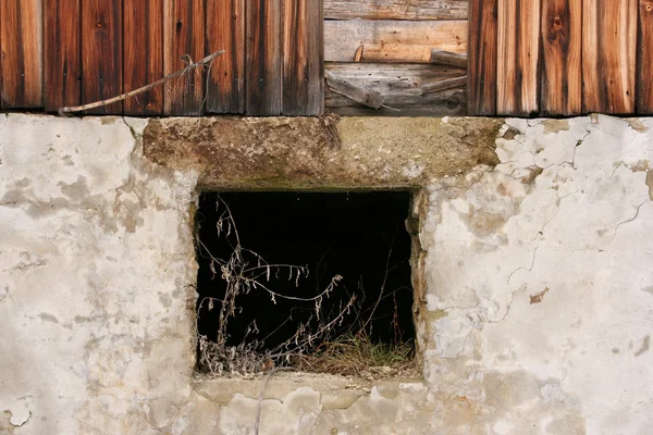 Темное окно в руинах — стоковое фото