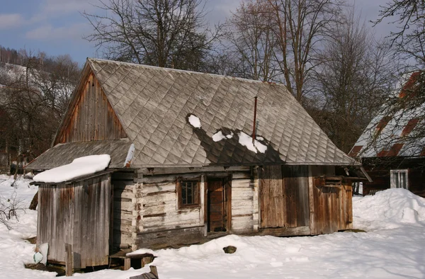 Kleines Holzhaus in einem Dorf — Stockfoto