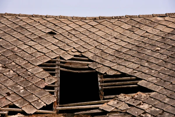 损坏的屋顶 — 图库照片