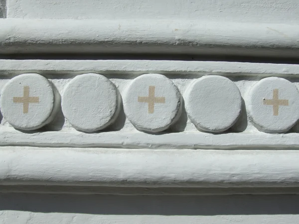 Patroon kruis op een witte muur — Stockfoto