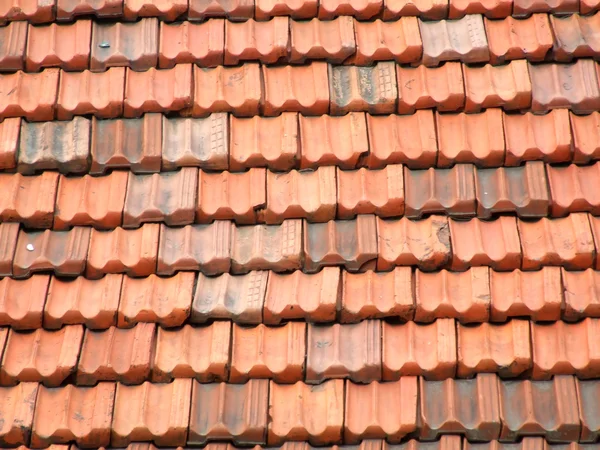 赤とオレンジの屋根瓦 イタリア住宅の建物の小さな町に セラミックのスレート屋根 — ストック写真