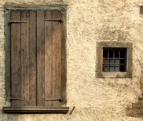 Küçük Bir Pencere Kahverengi Panjurlar Ile Büyük Kapalı Pencere Bir — Stok fotoğraf
