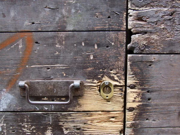 Cancello molto vecchio e buco della serratura — Foto Stock