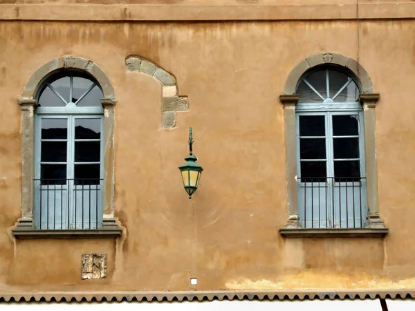Włochy - miasto okna — Zdjęcie stockowe