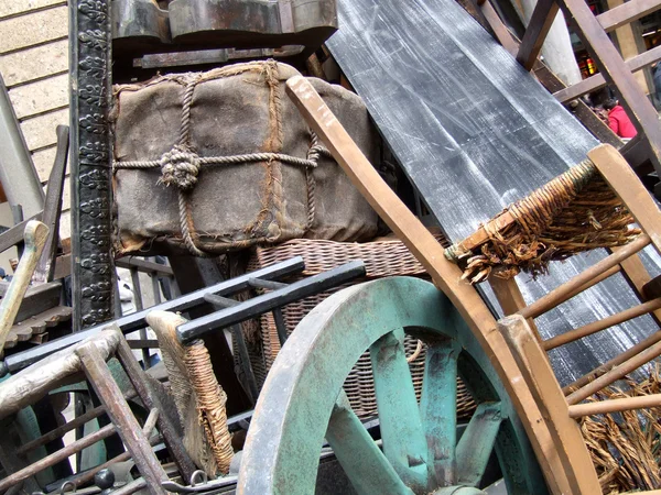 Eski Şeyler Bir Baricade Milano Sokaklarını Üzerinde Depolanmış — Stok fotoğraf