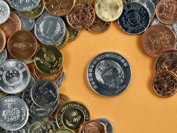 Σύμβολα Του Παγκόσμιου Εμπορίου Νομίσματα Πορτοκαλί Φόντο — Φωτογραφία Αρχείου