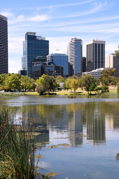 Perth Australien Blick Vom John Oldany Park Australische Wolkenkratzer Wasserspiegelung — Stockfoto