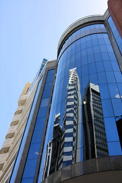 澳大利亚 摩天大楼反射玻璃窗口中 通用现代建筑特写 — 图库照片